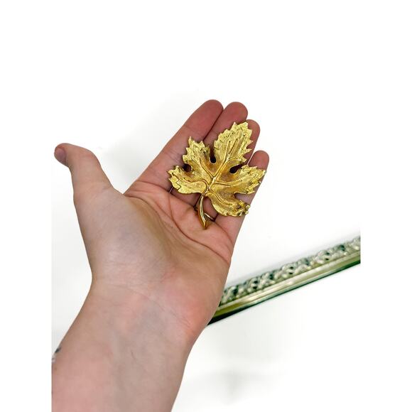 Vintage Autumn Gold Leaf Brooch Pin - Picture 1 of 8